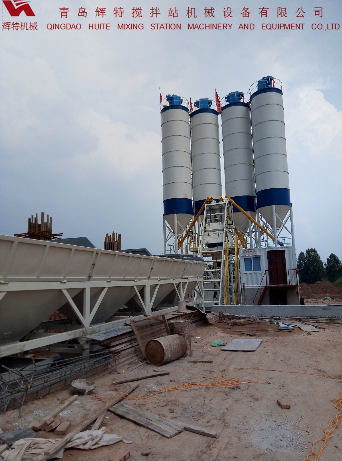輝特攪拌站HZS75特別適合于干硬性、半干硬性混凝土的生產